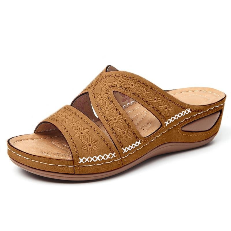 Sandales confort femmes avec design floral brodé et semelle ergonomique Chic und Stil