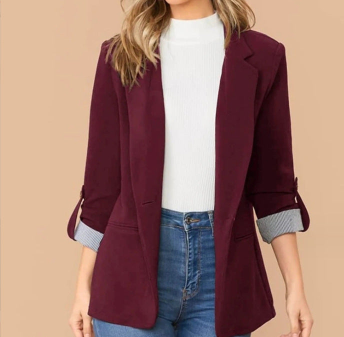 Blazer féminin à la mode avec des manches retroussables et des détails texturés Chic und Stil
