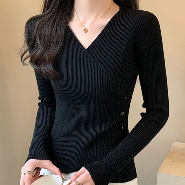 Pull-over enveloppant pour femmes avec un design en fines côtes et des détails de boutons Chic und Stil