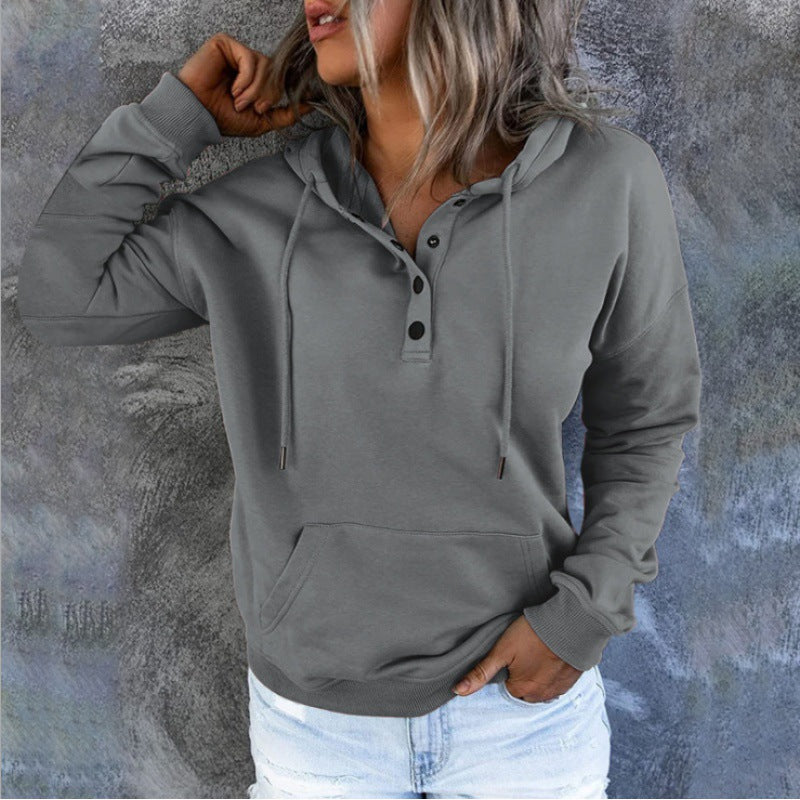Pull à capuche pour femmes avec détails en bouton et poche kangourou pratique Chic und Stil