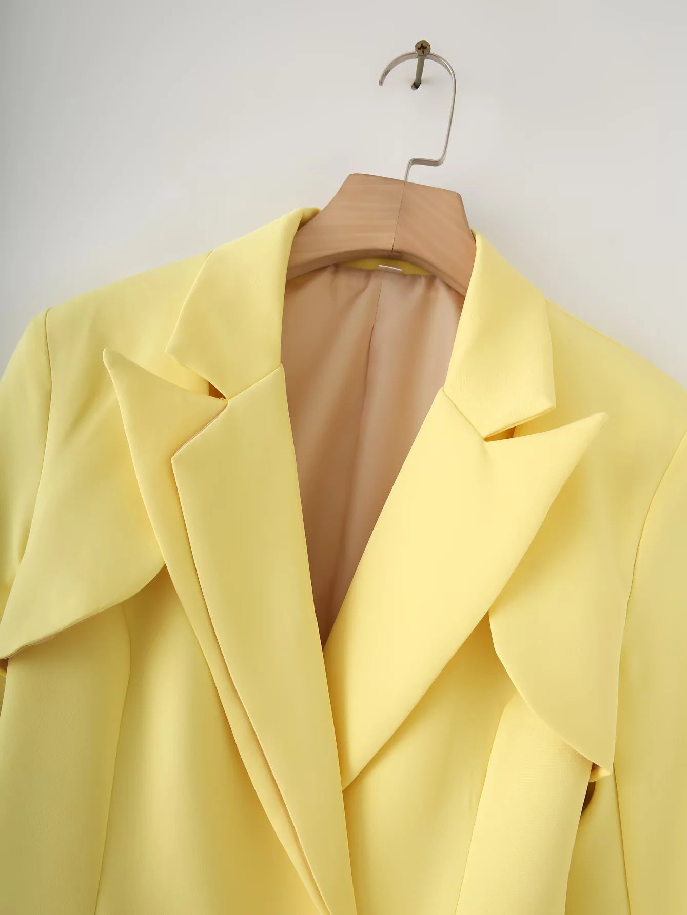 Blazer structuré pour femmes avec des manches à revers élégants et une fermeture décorative Chic und Stil