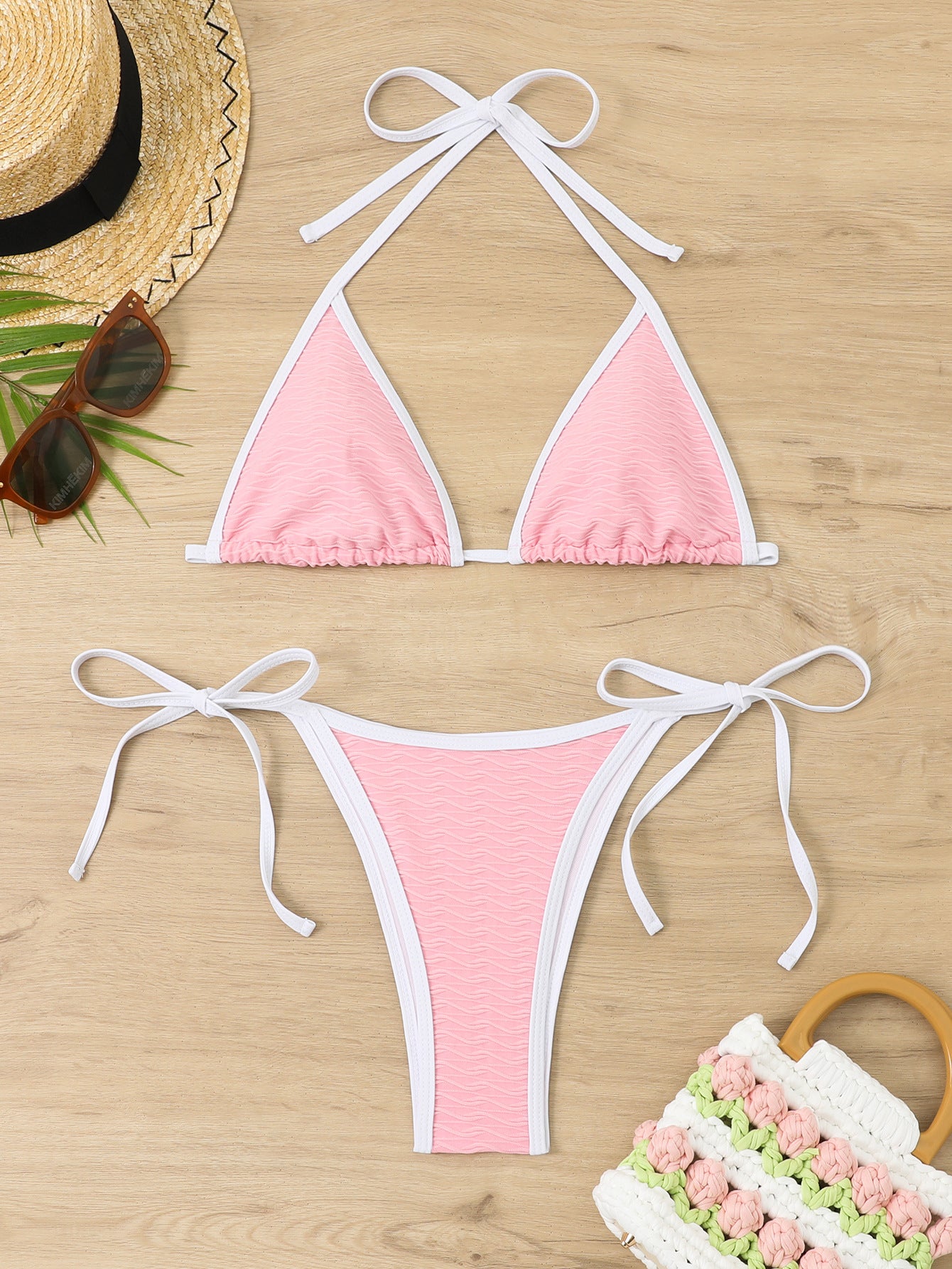 Bikini triangle femme avec des liens raffinés et un design ondulé Chic und Stil