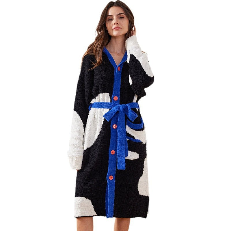 Cozy robe for women with graphic pattern Chic und Stil