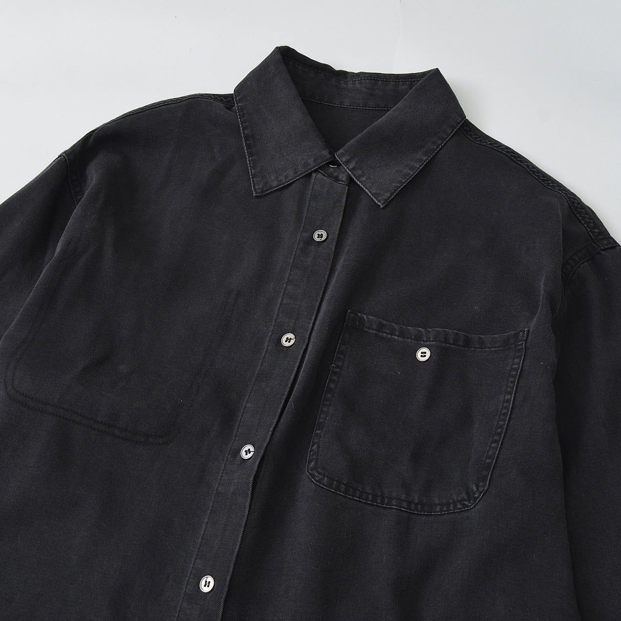 Blouse décontractée à manches longues pour femmes avec poche poitrine pratique et col classique Chic und Stil
