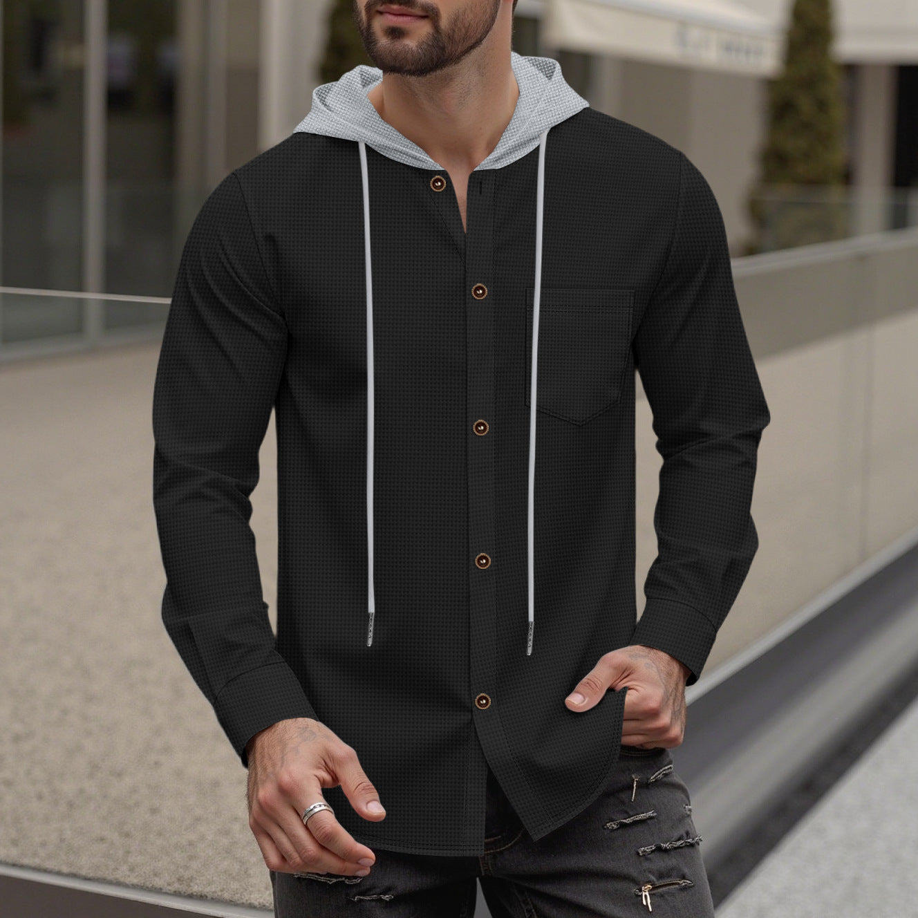 Chemise à capuche tendance pour hommes avec patte de boutonnage et poche poitrine pratique Chic und Stil