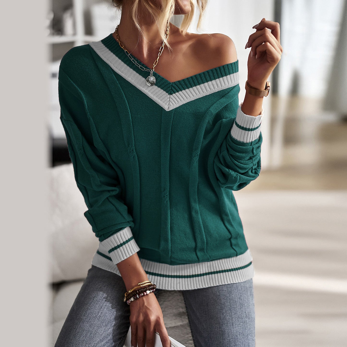 Casual women's top with off-shoulder cut and contrasting ribbed details Chic und Stil