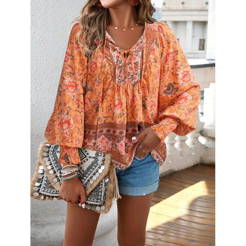 Blouse féminine légère avec motif floral et lacets détaillés Chic und Stil