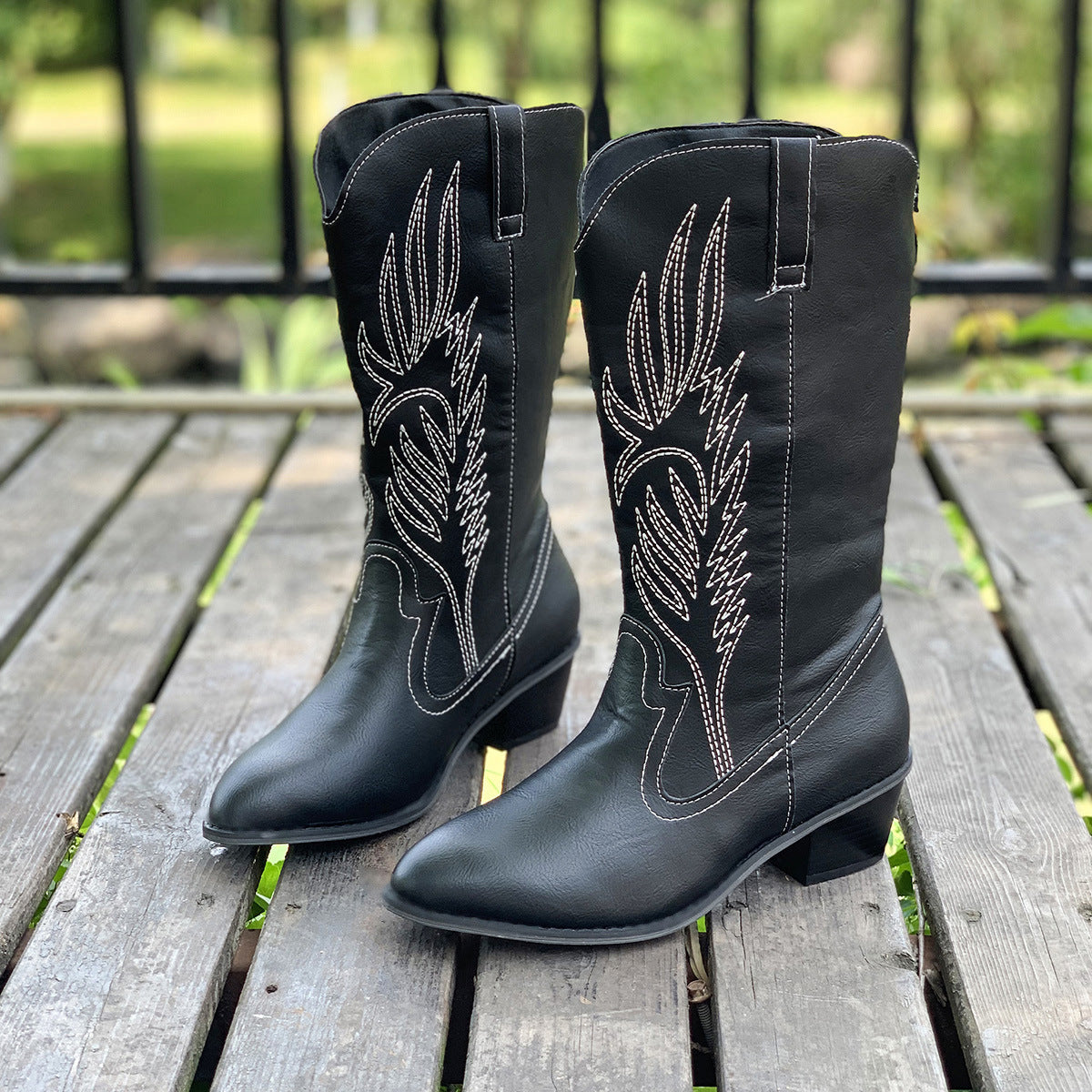 Bottes de cowboy pour femmes avec talons hauts et broderies artistiques Chic und Stil