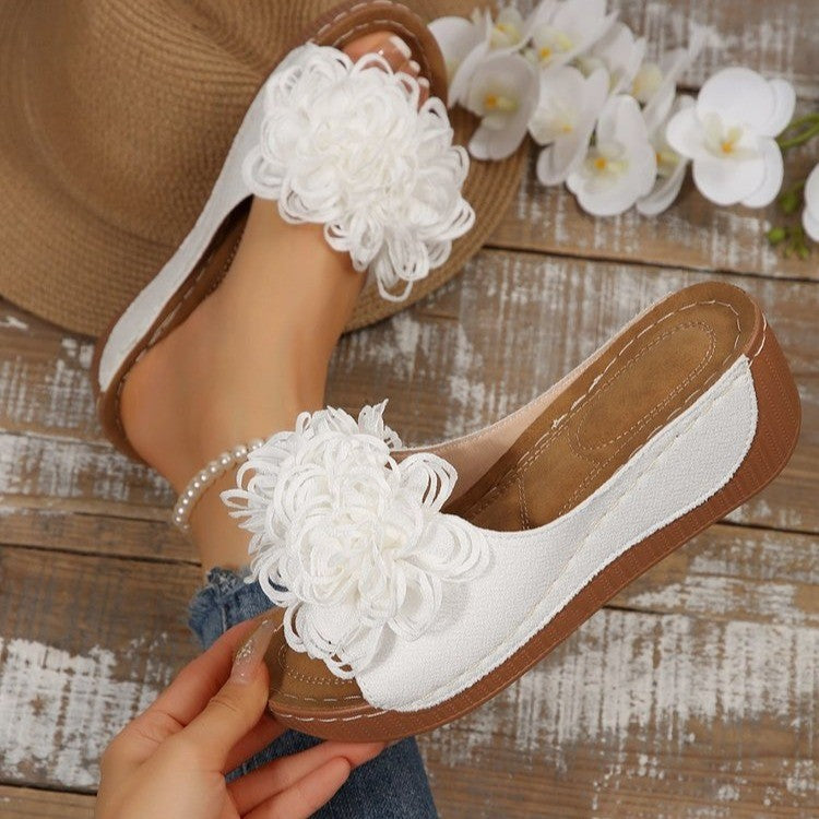 Sandales antidérapantes décorées de fleurs Chic und Stil pour femmes