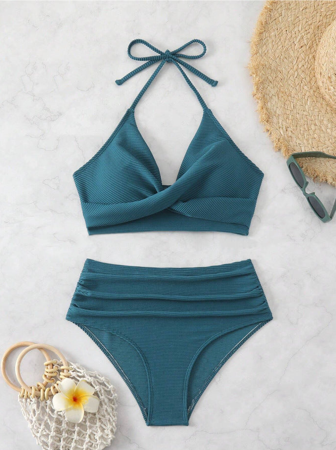 Bikini femme taille haute avec un élégant haut drapé et un design ludique Chic und Stil