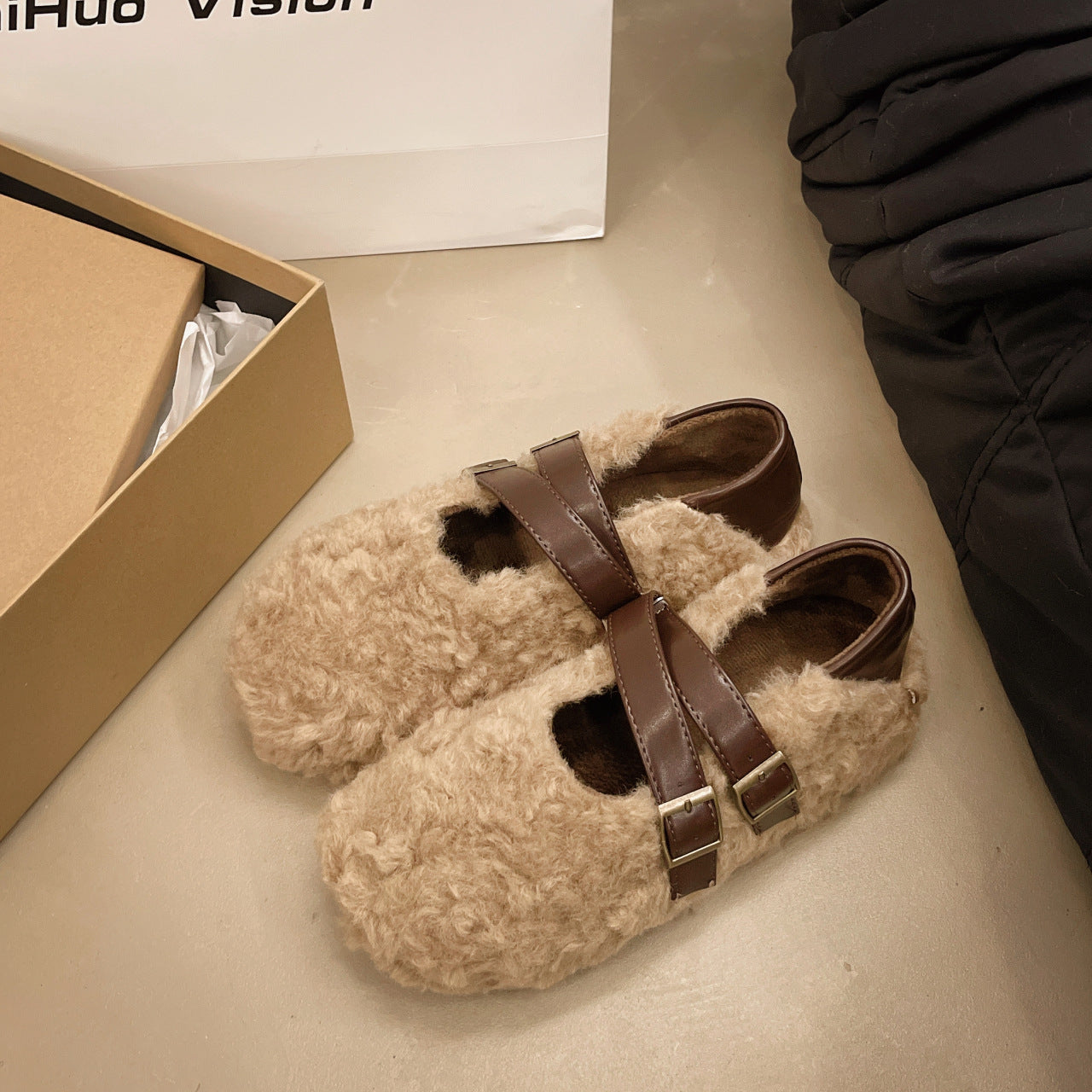 Chaussons en peluche pour femmes avec design de bandoulière réglable Chic und Stil