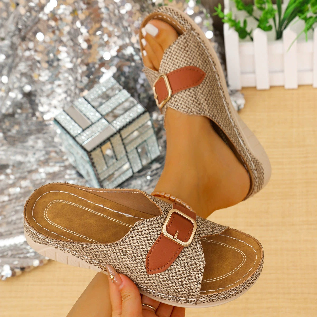 Sandales à brides pour femmes avec un motif pied-de-poule à la mode et une bride réglable Chic und Stil
