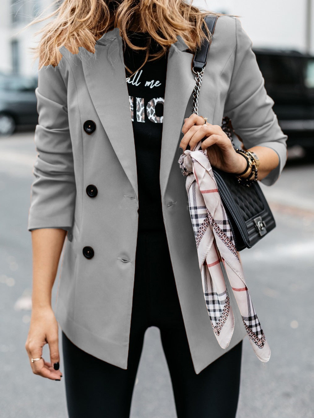 Blazer double boutonnage tendance pour femmes avec silhouette élancée et poches pratiques Chic und Stil