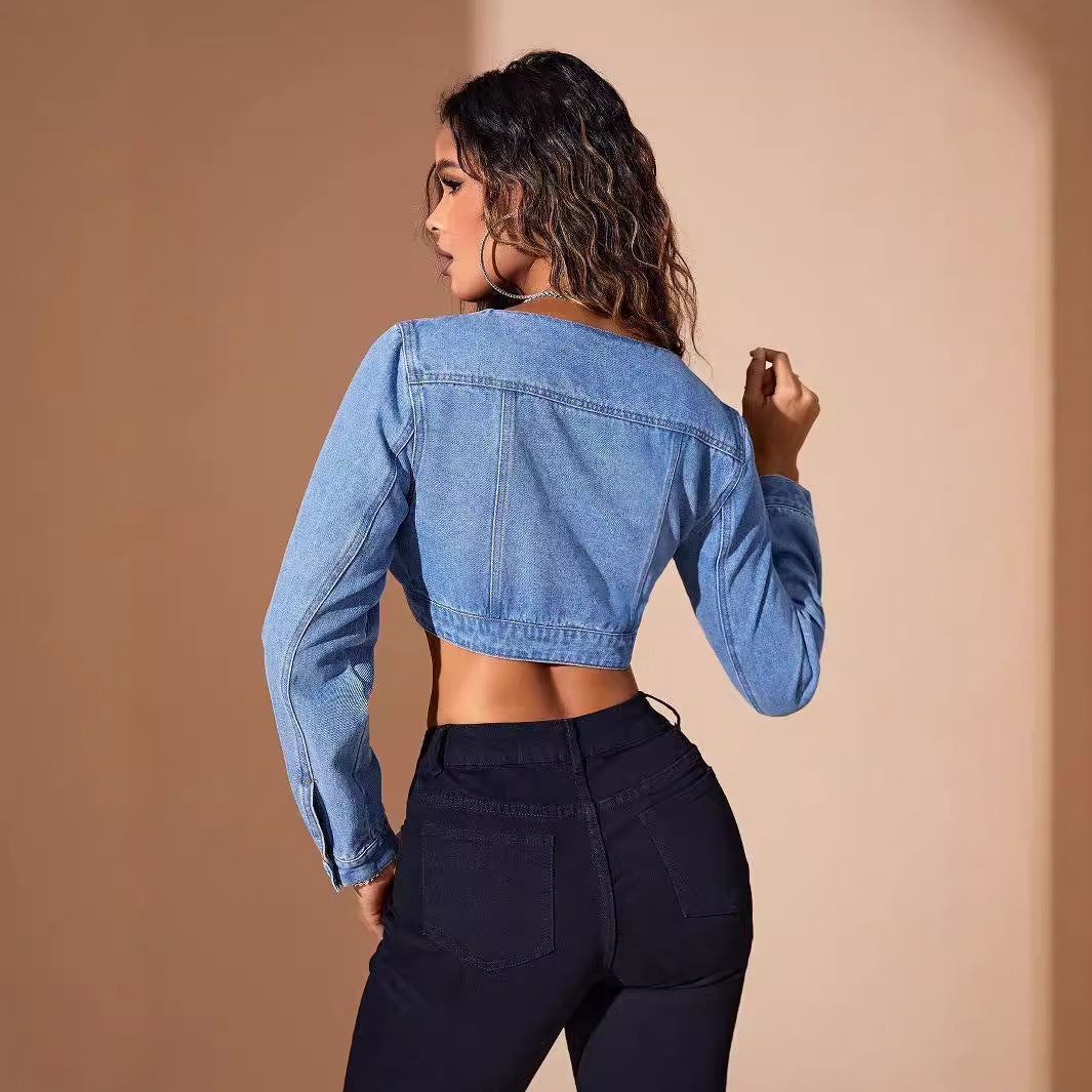 Veste en jean courte pour femmes avec détails de boutons et coupe cintrée Chic und Stil