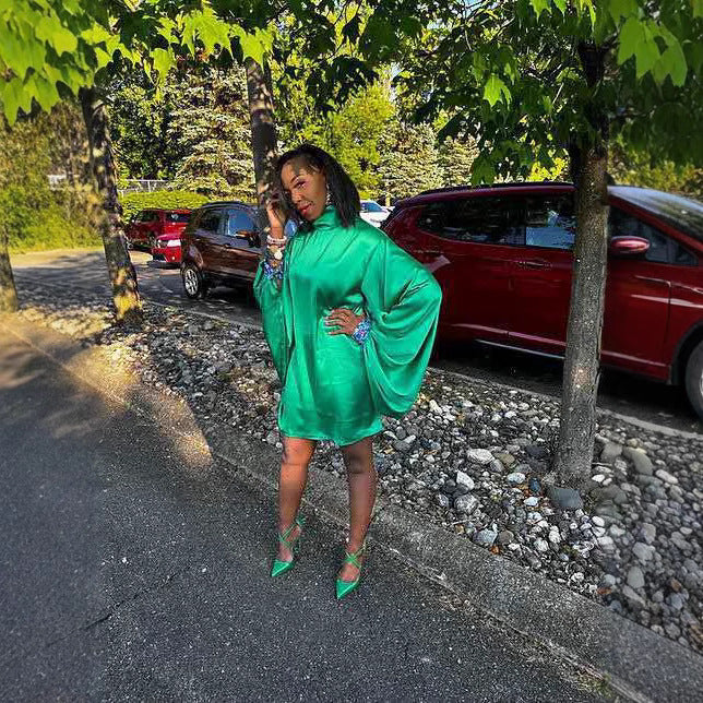 Robe mini oversized pour femmes avec des manches volumineuses et un élégant col montant Chic und Stil