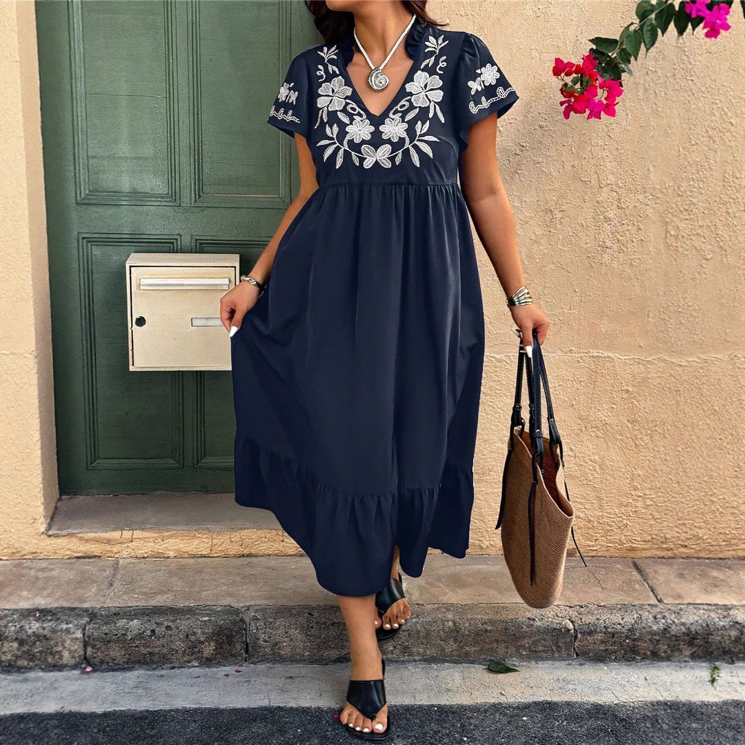 Robe maxi pour femmes avec design floral brodé et jupe volumineuse Chic und Stil