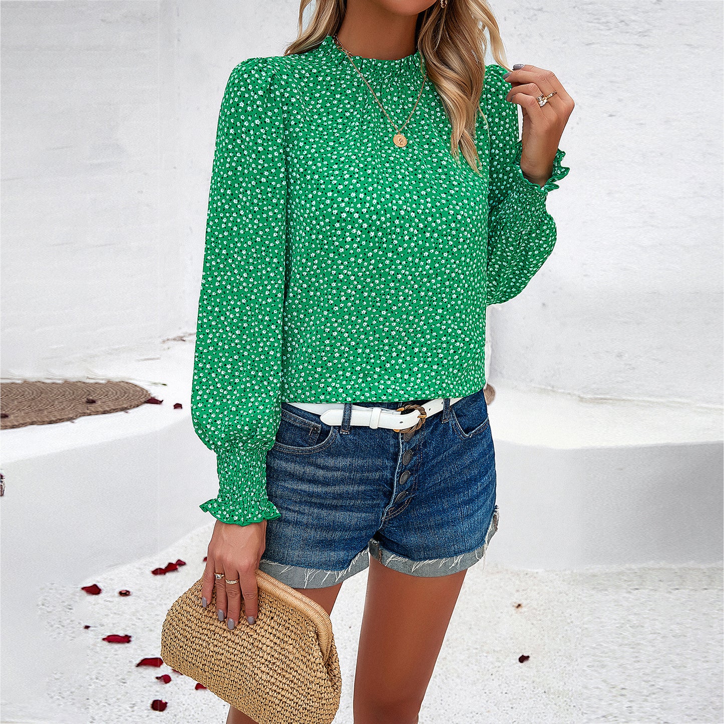 Women's blouse with floral appliqués and elegant ruffles Chic und Stil