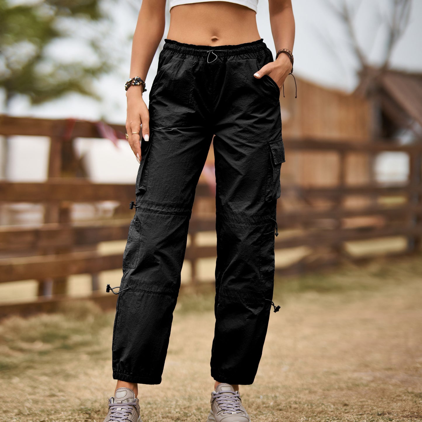 Pantalons jogger cargo pour femmes avec cordon de serrage et détails de poches Chic und Stil