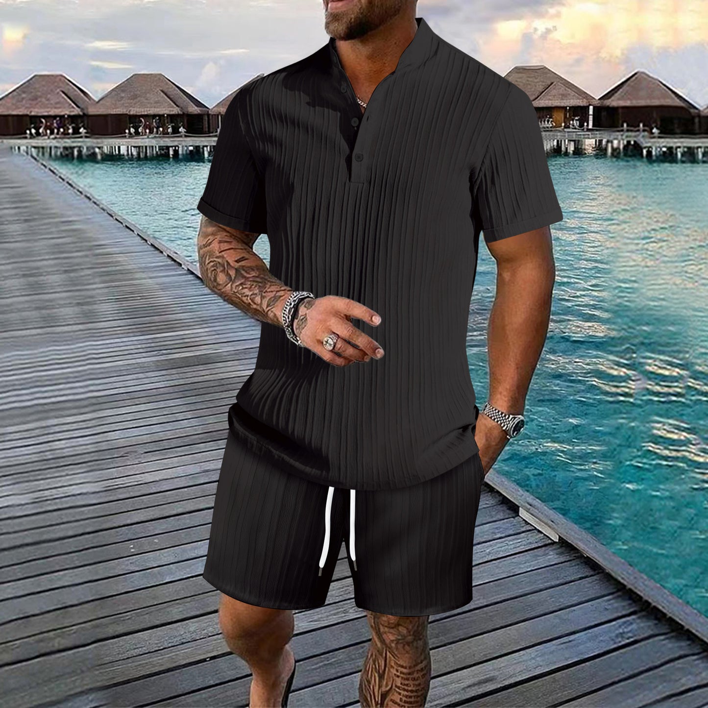 Chemise décontractée à manches courtes pour hommes avec design plissé et shorts assortis Chic und Stil