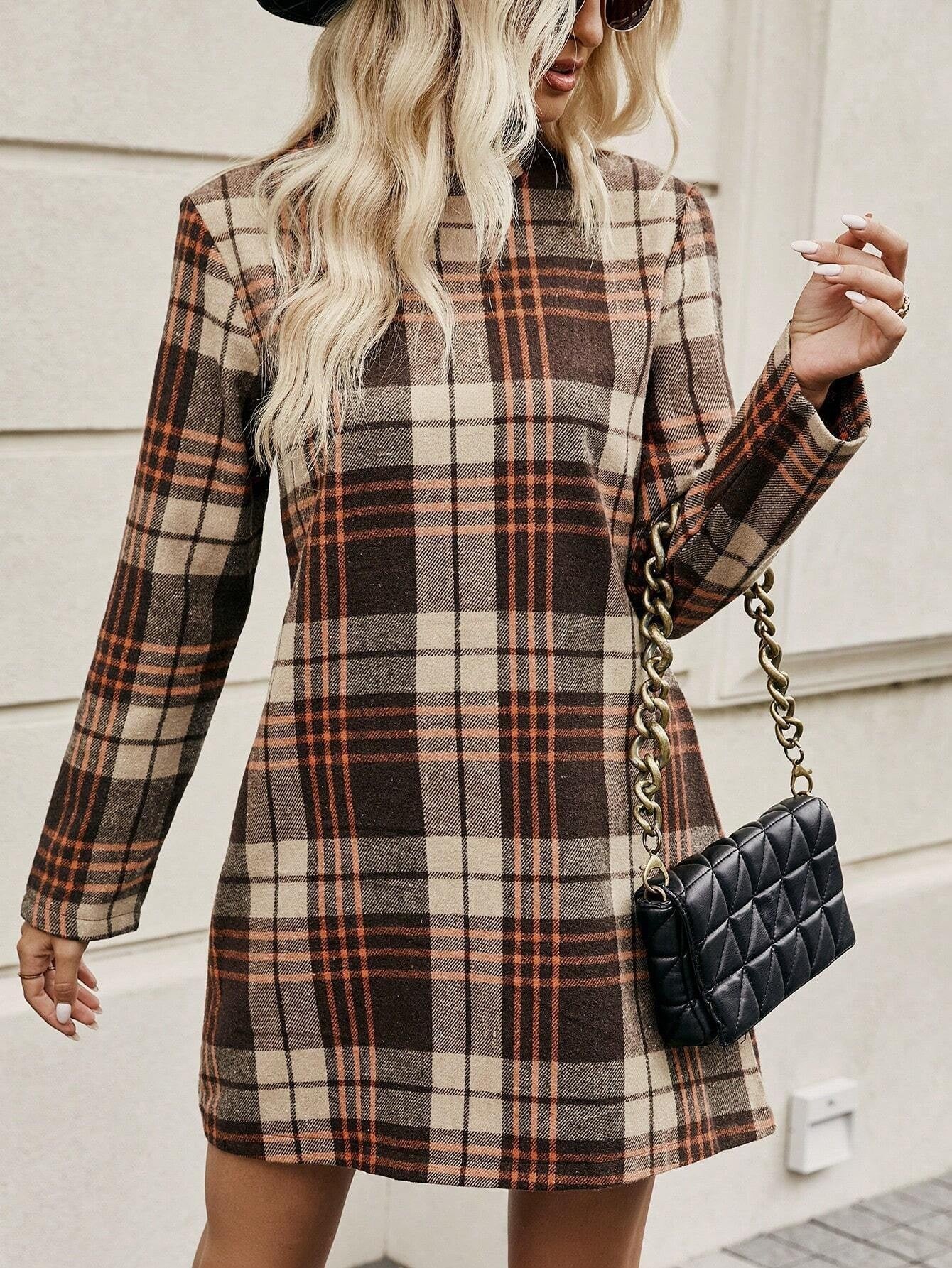 Robe mini à carreaux pour femmes avec col haut et silhouette étroite Chic und Stil