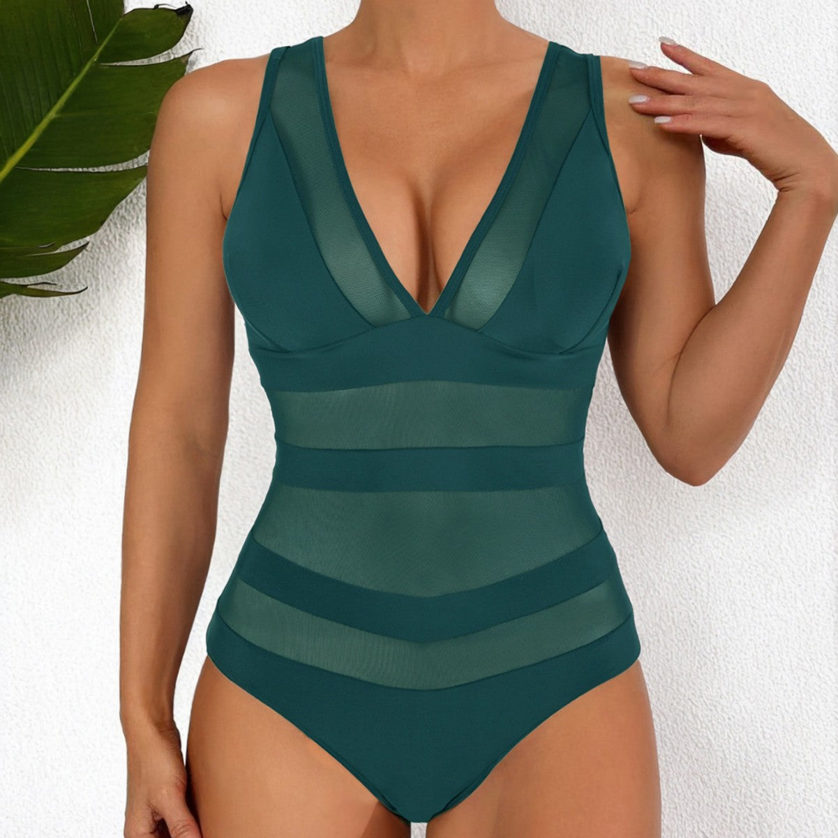 Maillot de bain designer pour femmes avec décolleté en V profond et inserts en mesh raffinés Chic und Stil