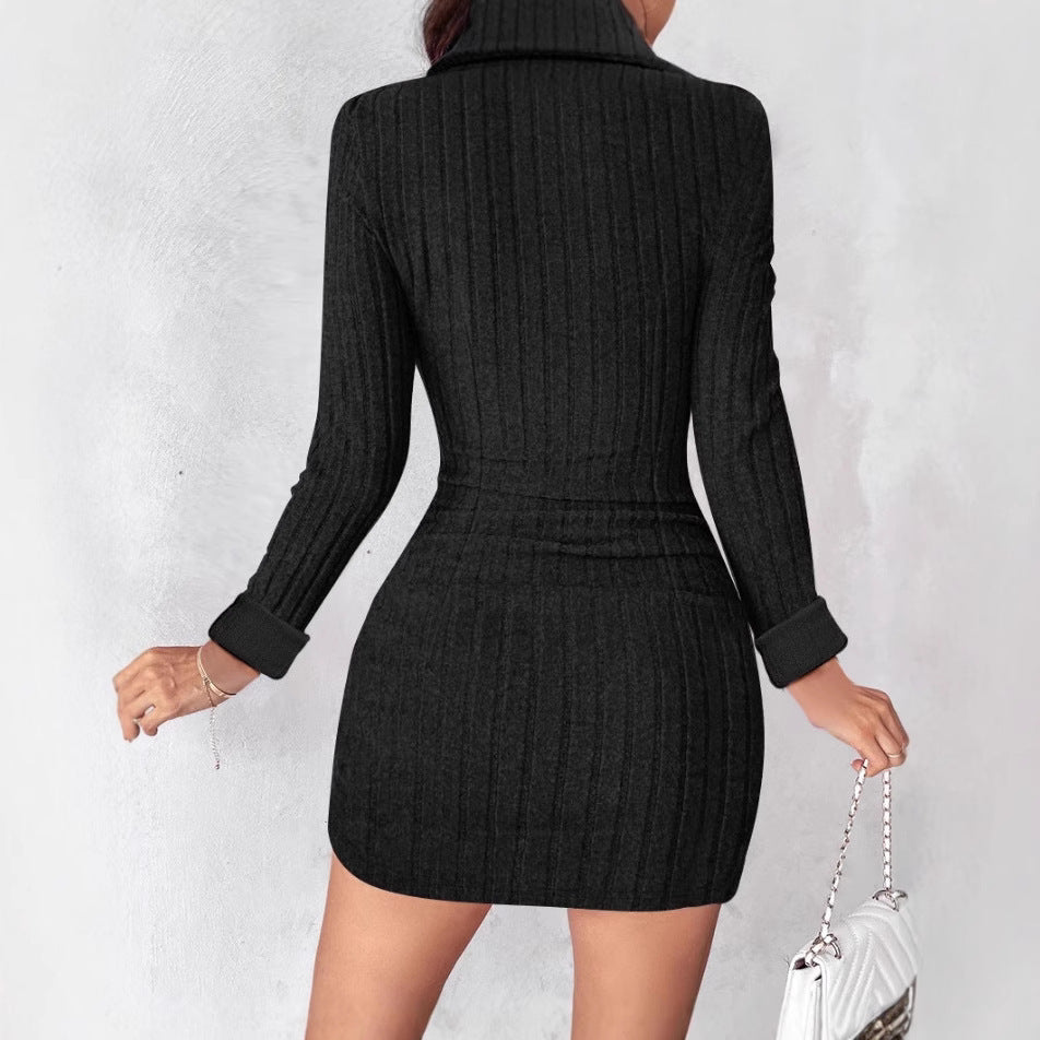 Robe tricot féminine avec décolleté en V et détails de boutons Chic und Stil