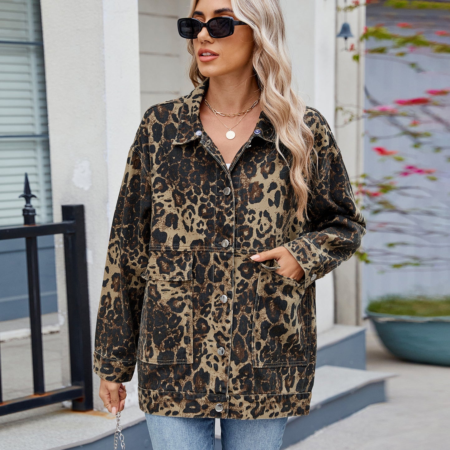 Veste en jean oversize pour femmes au design léopard moderne avec une coupe décontractée Chic und Stil