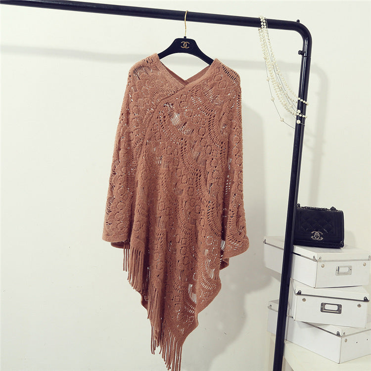 Poncho en tricot pour dames avec des motifs en crochet artistiques et des franges Chic und Stil