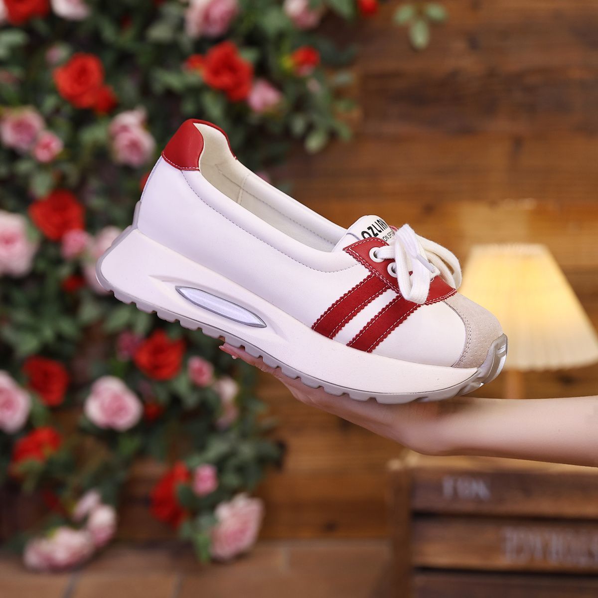 Baskets confortables pour dames dans un mélange à la mode de cuir et de textile Chic und Stil