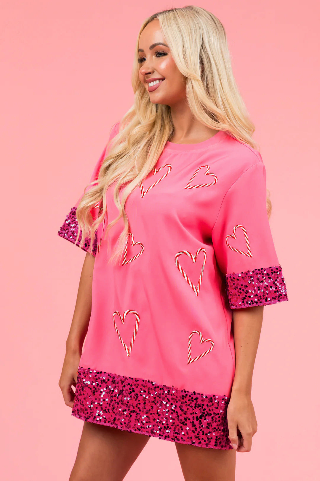 T-shirt de sport féminin avec un motif de cœur espiègle et des manches scintillantes Chic und Stil