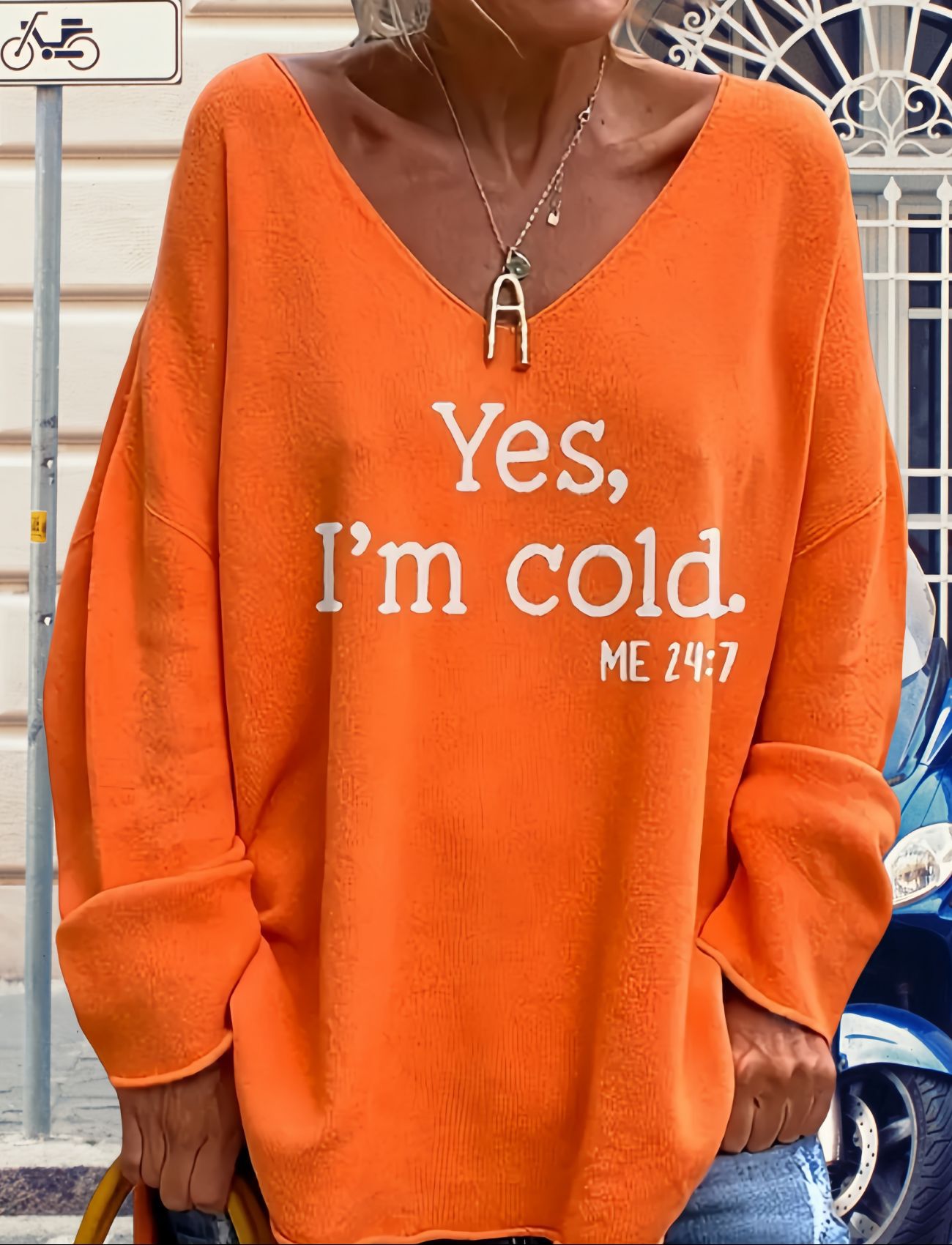 Dames pull oversized avec décolleté en V moderne et statement imprimé Chic und Stil