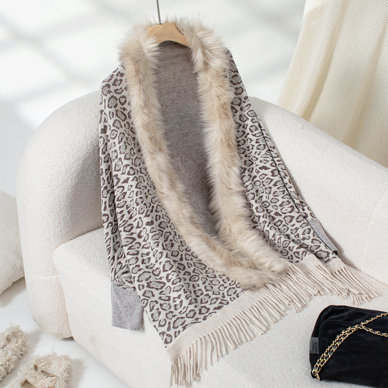 Dames élégant pull poncho avec un col en fausse fourrure luxueux et un ourlet à franges Chic und Stil