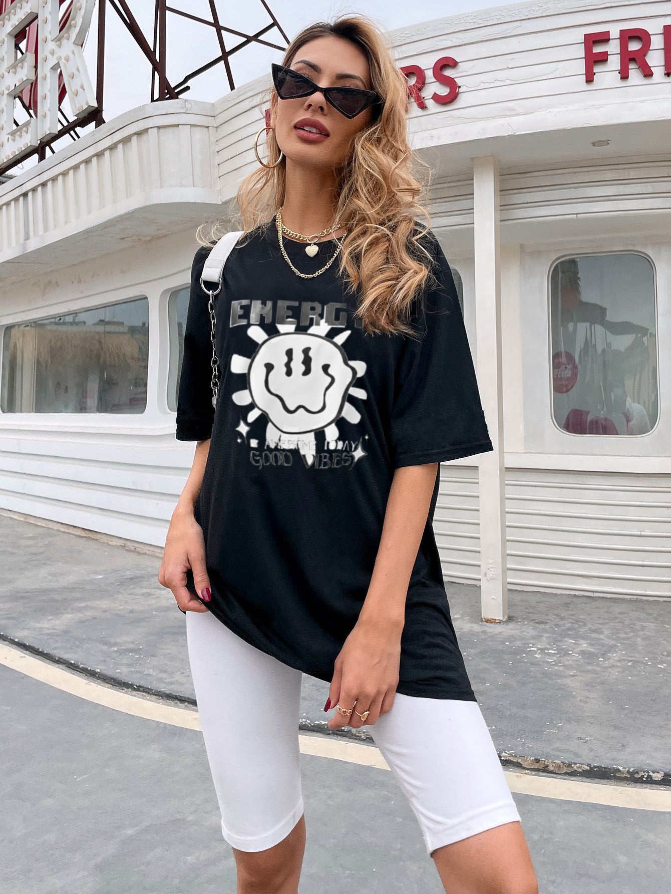 T-shirt oversize pour femmes avec un design graphique accrocheur et une coupe décontractée Chic und Stil