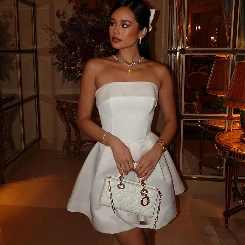 Robe de cocktail sans bretelles pour femmes avec une élégante bordure froncée Chic und Stil