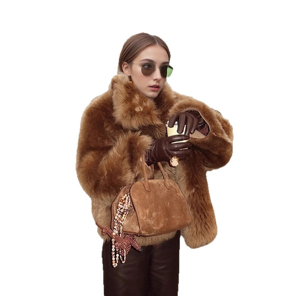 Faux fur jacket for women with a voluminous cut and elegant collar Chic and Style