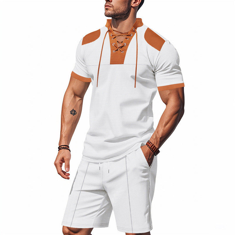 Polo-shirt pour hommes avec un design de laçage unique et des shorts assortis Chic und Stil