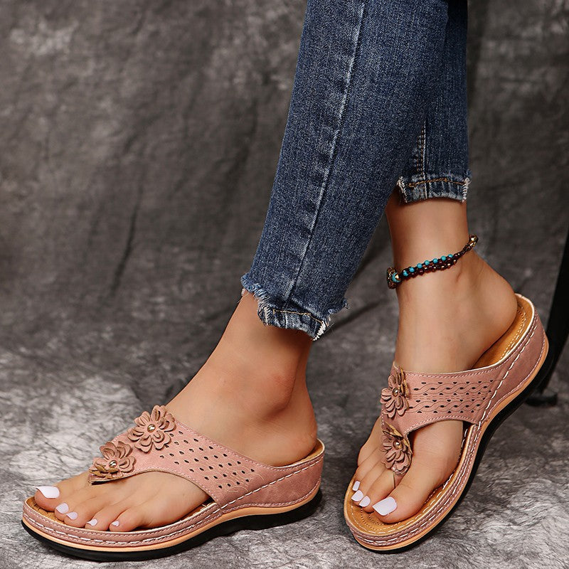Sandales à brides pour dames avec une élégante application florale et un soutien de pied anatomique Chic und Stil