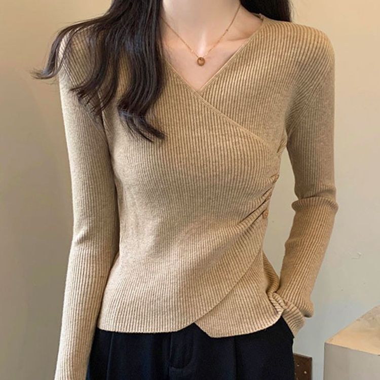 Pull-over enveloppant pour femmes avec un design en fines côtes et des détails de boutons Chic und Stil
