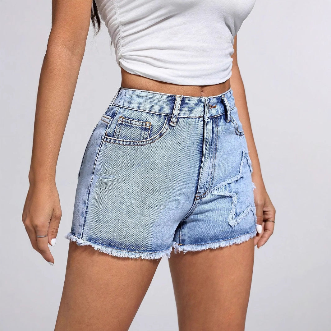 Shorts en denim pour femmes ajustés avec un détail étoilé à la mode et un ourlet effiloché Chic und Stil