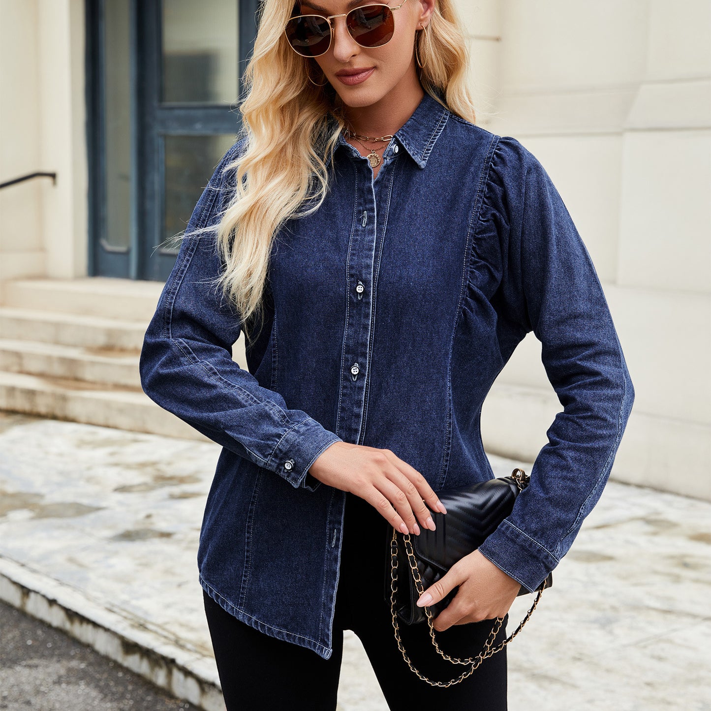 Blouse en denim pour femmes avec des détails en volants et une coupe cintrée Chic und Stil