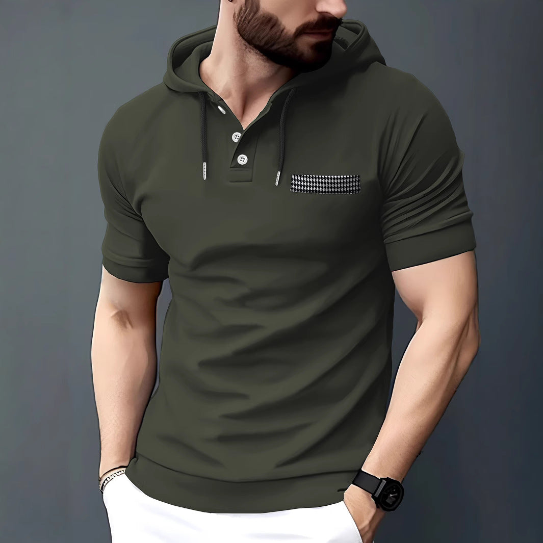 Polo pour hommes élégant à manches courtes et capuche avec poche contrastante Chic und Stil