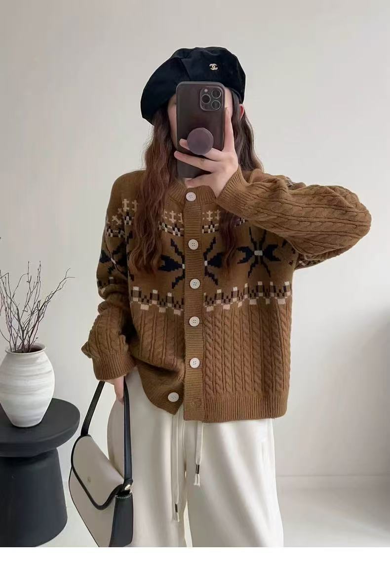 Cardigan en gros tricot pour femmes avec motif en torsades décoratif et détails de boutons Chic und Stil