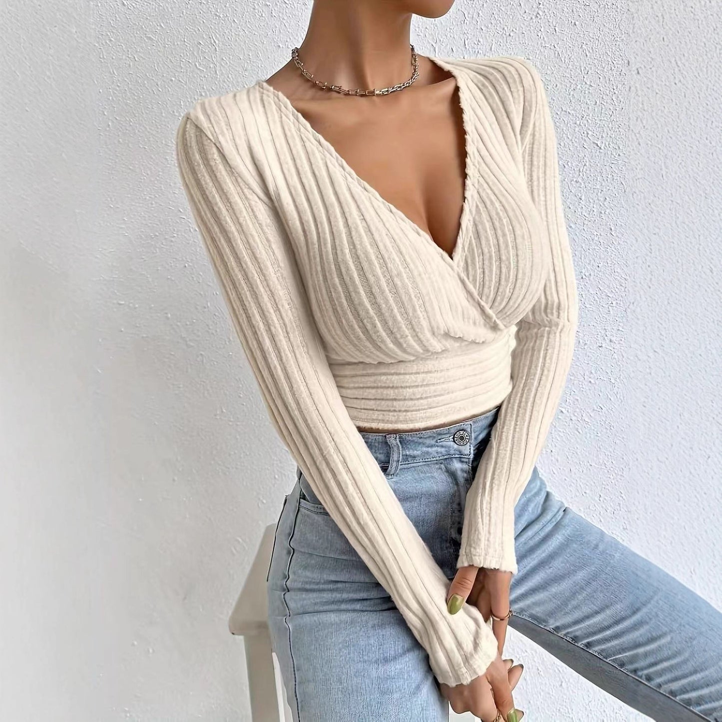 Pull-over court pour femmes avec décolleté en V et design côtelé raffiné Chic und Stil