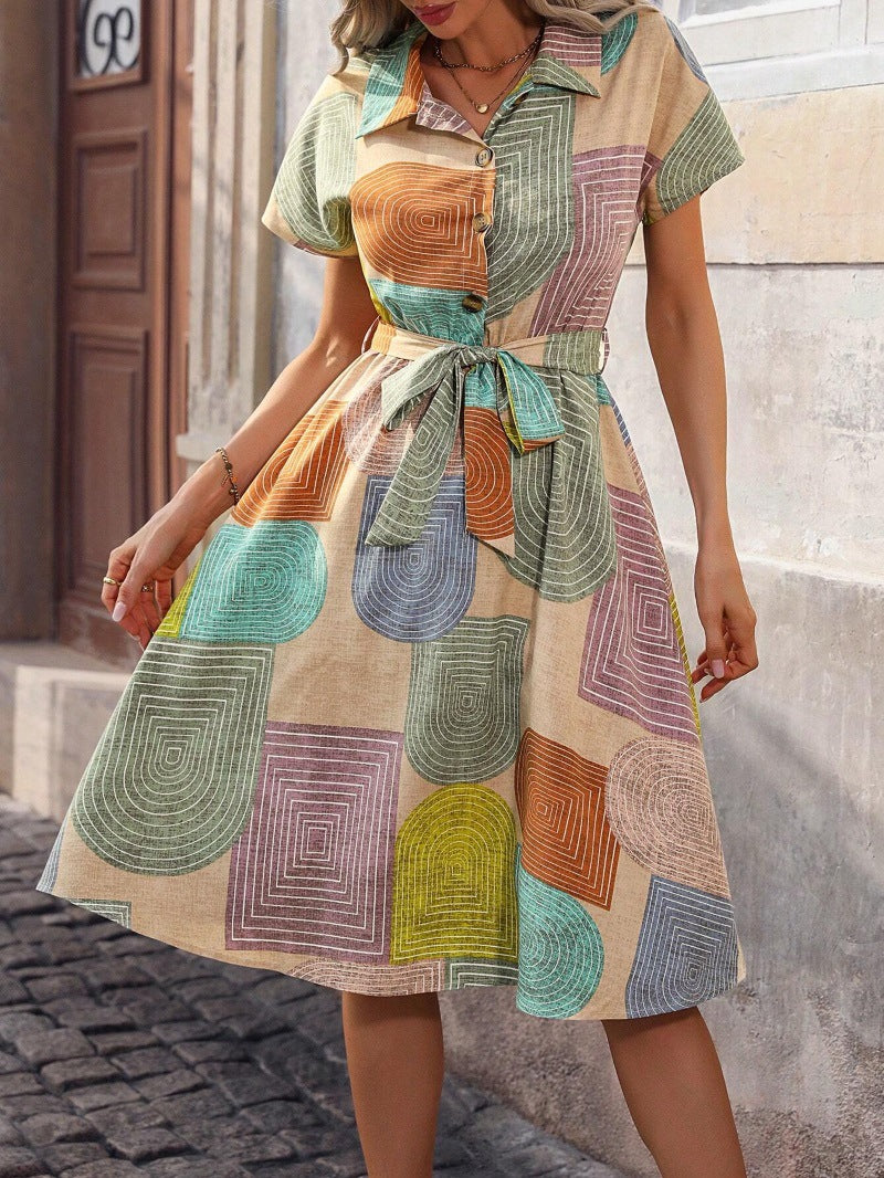 Robe femme avec impression abstraite et patte de boutonnage Chic und Stil