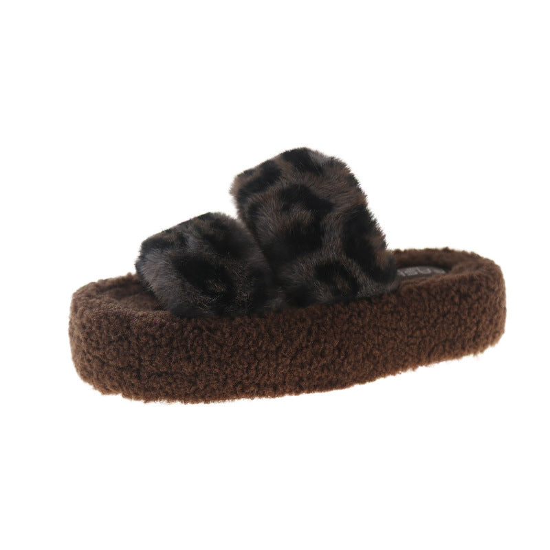 Chaussures d'intérieur pour femmes avec dessus en peluche douillet et accents élégants de léopard Chic und Stil