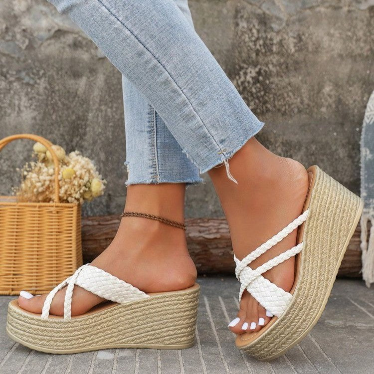Chaussons à plateforme pour femmes avec design de sangle tressée et semelle antidérapante Chic und Stil