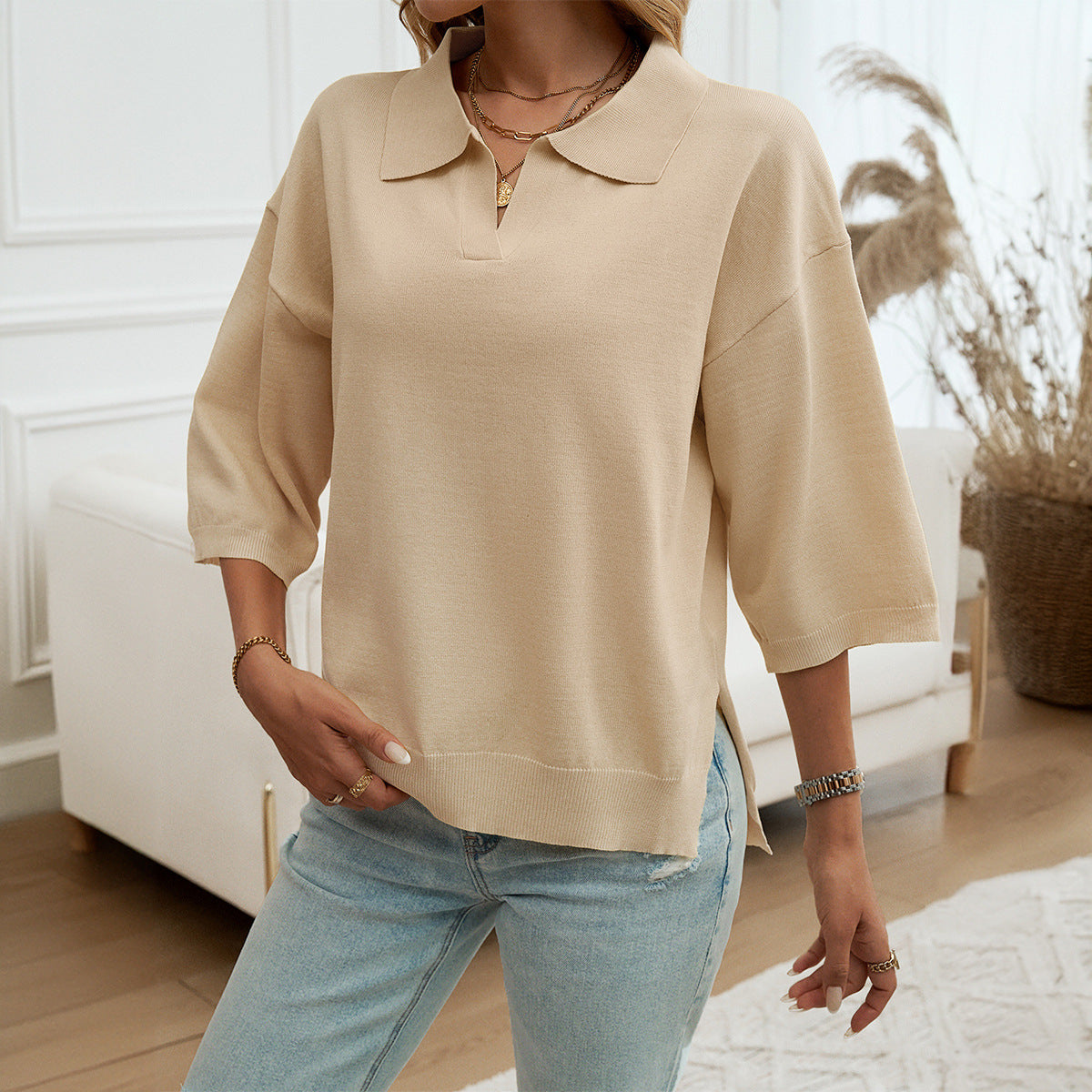 Casual ladies' polo shirt with voluminous sleeves and an elegant cut. Chic and stylish.