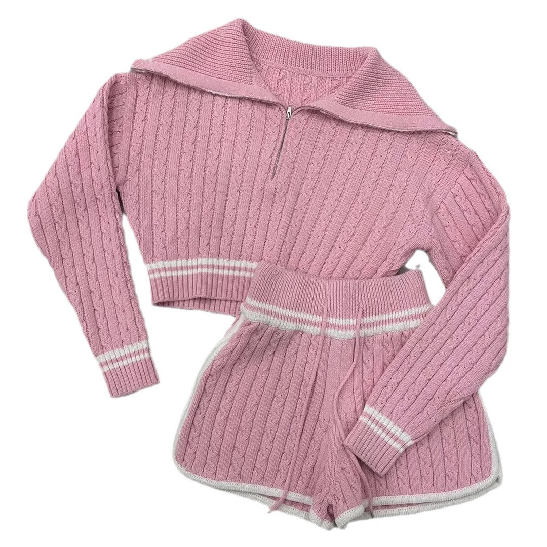Pull en tricot court pour femmes avec col montant et short dans l'ensemble Chic und Stil