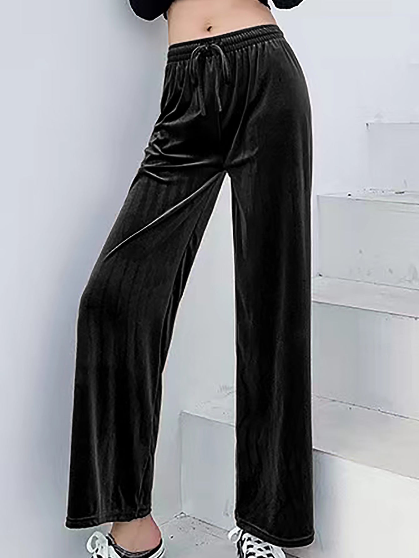 Soft and casual lounge pants in velvet for ladies Chic und Stil