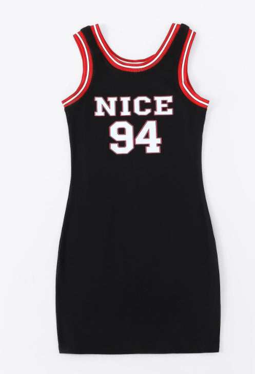 Robe sportive pour femmes de style basketball avec inscription brodée Chic und Stil